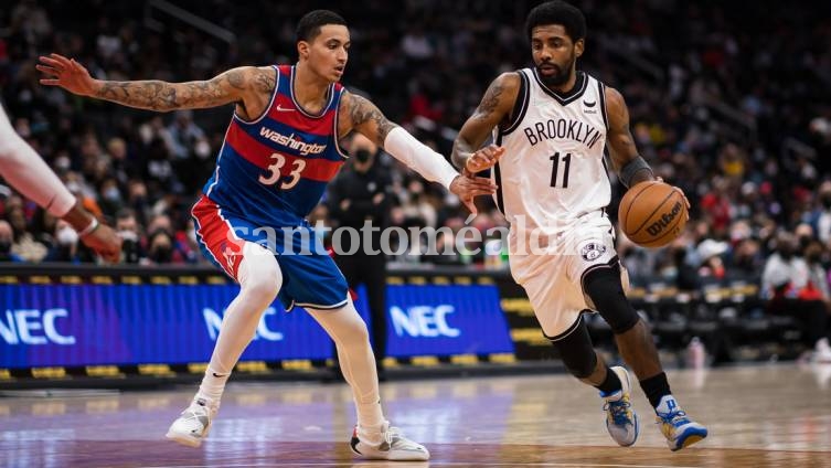 Insólita jugada en la NBA: Un técnico asistente cortó un pase en plena remontada y los árbitros no cobraron nada