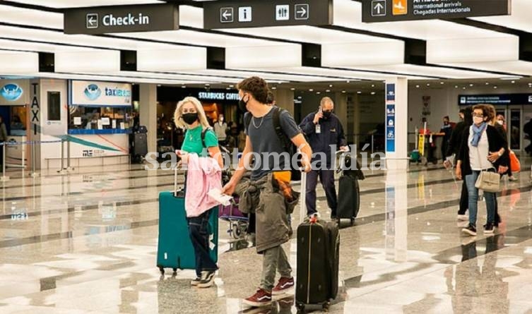 Argentinos y residentes con esquema completo no deberán presentar PCR al ingresar al país