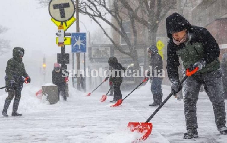 En Nueva York, máquinas esparcidoras de sal y quitanieves trabajan en las calles, donde este sábado se acumulaban unos 10 centímetros de altura de nieve.