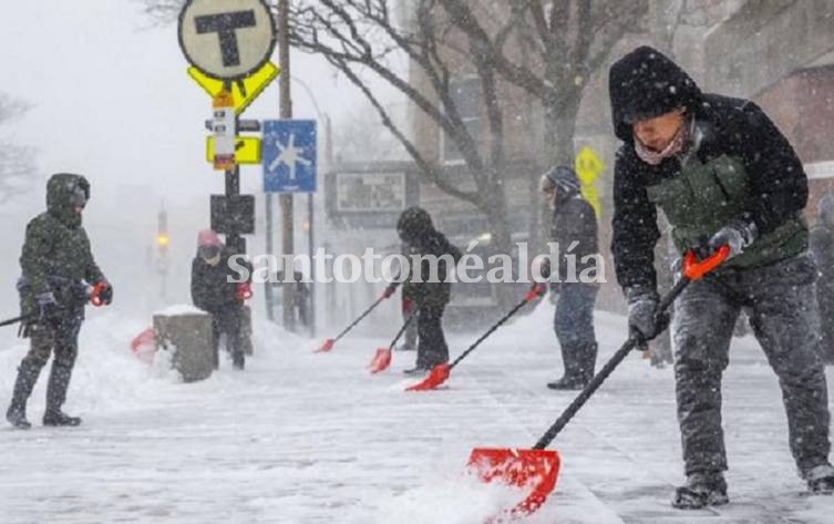 Una tormenta de nieve afecta al noreste de EE.UU. y obliga a cancelar miles de vuelos