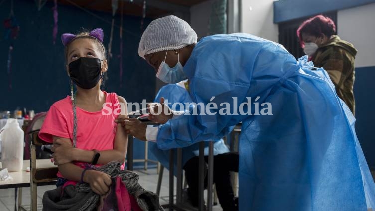 Padres con sus hijos a la espera de la vacunación contra el covid-19, en La Habana. 