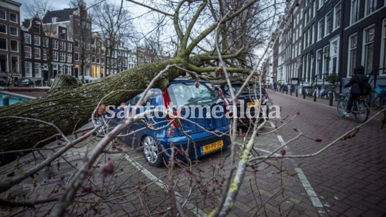 La tormenta Eunice dejó 4 muertos y sigue causando estragos en Polonia