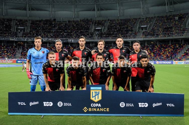 Colón enfrenta a Barracas Central en Paraná