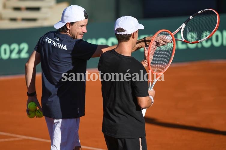 Argentina entrena con el equipo completo para la serie ante República Checa