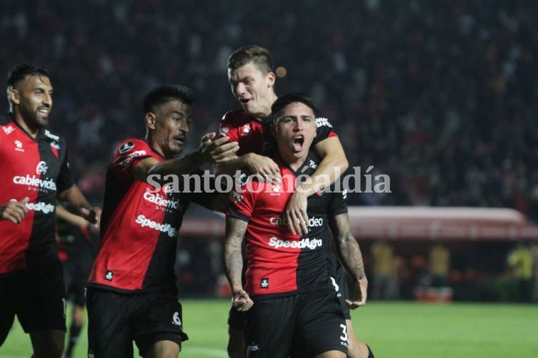 Colón logró una victoria clave sobre el final en el debut ante Peñarol