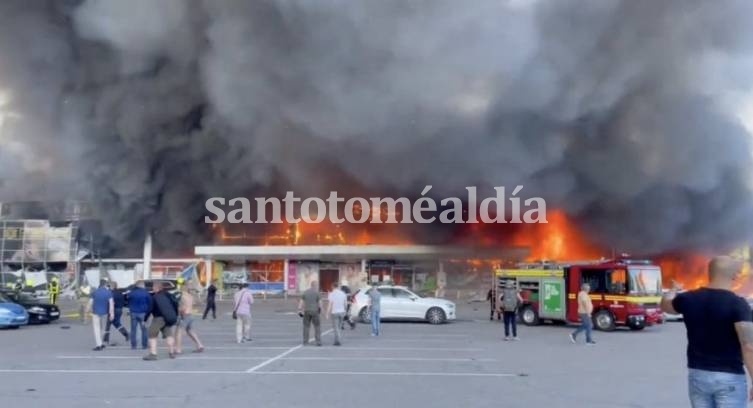 El shopping en llamas tras la agresión.