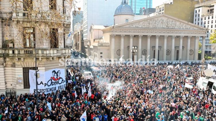 Multitudinaria marcha a Plaza de Mayo tras el atentado contra la Vicepresidenta