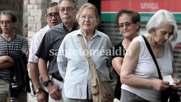 El Gobierno oficializó el pago del refuerzo de $15.000 a jubilados y pensionados