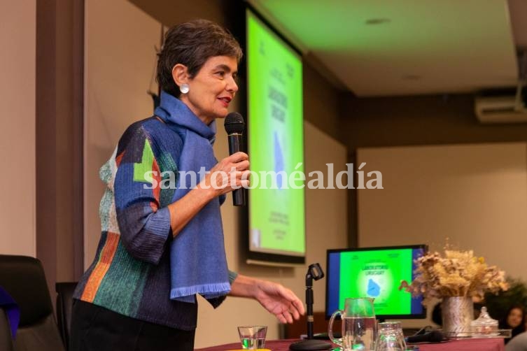 María Eugenia Estenssoro disertó en la Universidad Nacional del Litoral