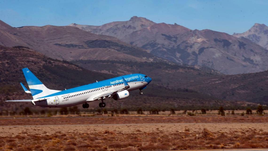 Jubilados y pensionados tendrán un descuento del 20% en pasajes de Aerolíneas Argentinas