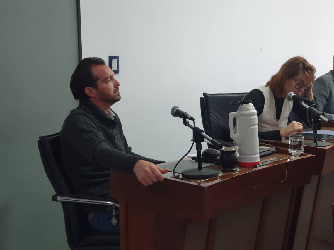 Sin reuniones confirmadas con Qüesta, Weiss Ackerley impulsa la transición desde su banca en el Concejo