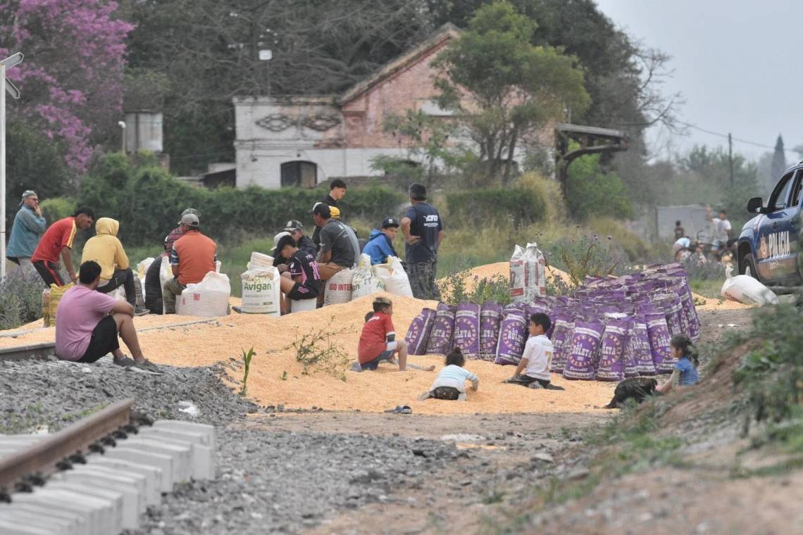 Saquearon un tren del Belgrano Cargas en barrio El Chaparral