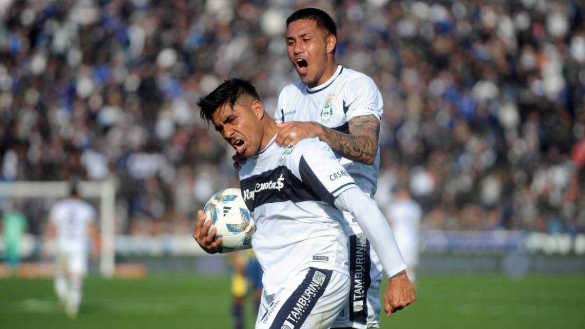 Gimnasia se lo dio vuelta a Rosario Central y sale de la zona de descenso