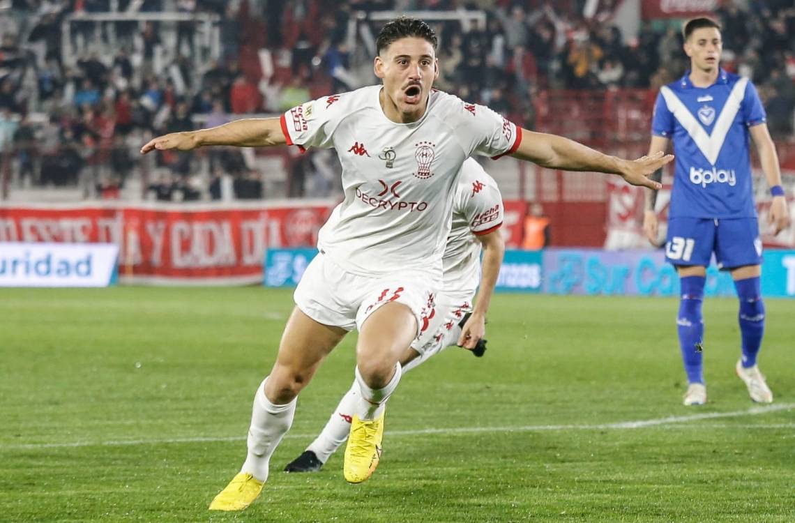 Huracán se hizo fuerte de local y goleó a Vélez en un duelo clave por la permanencia