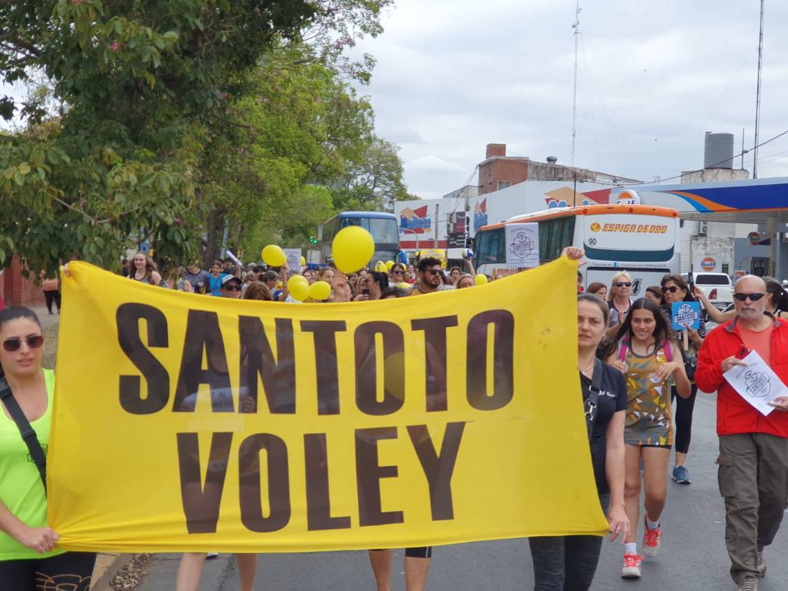 Con banderas y pancartas, los manifestantes rechazaron la disposición municipal. (Foto: STD)