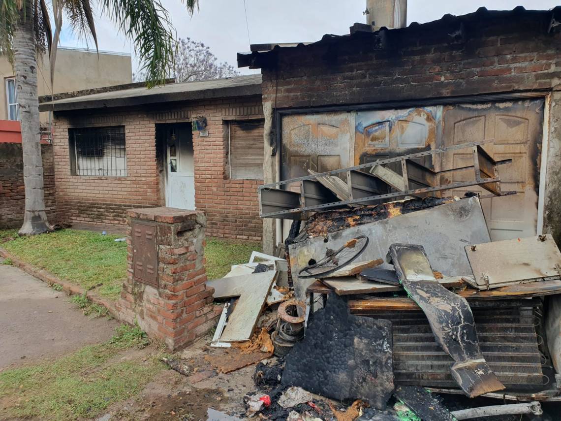 Incendio en Adelina Oeste: una mujer está internada en grave estado