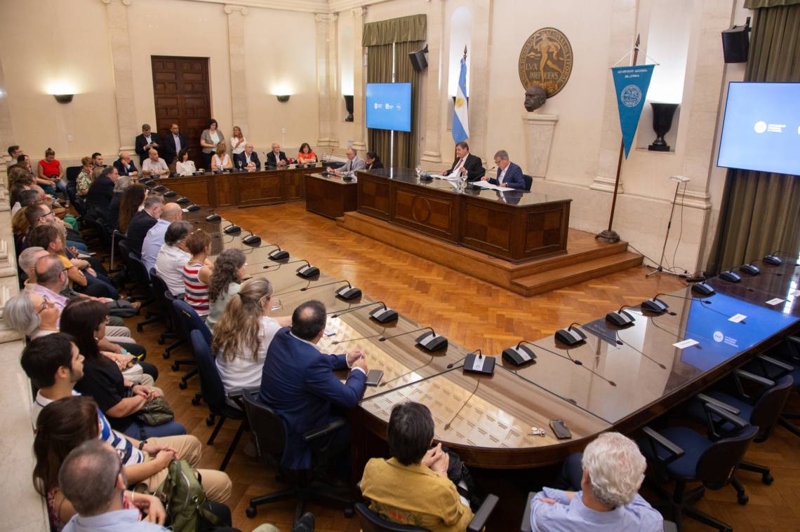 450 años de Santa Fe: Se presentaron los 6 libros con los que UNL homenajea a la Ciudad