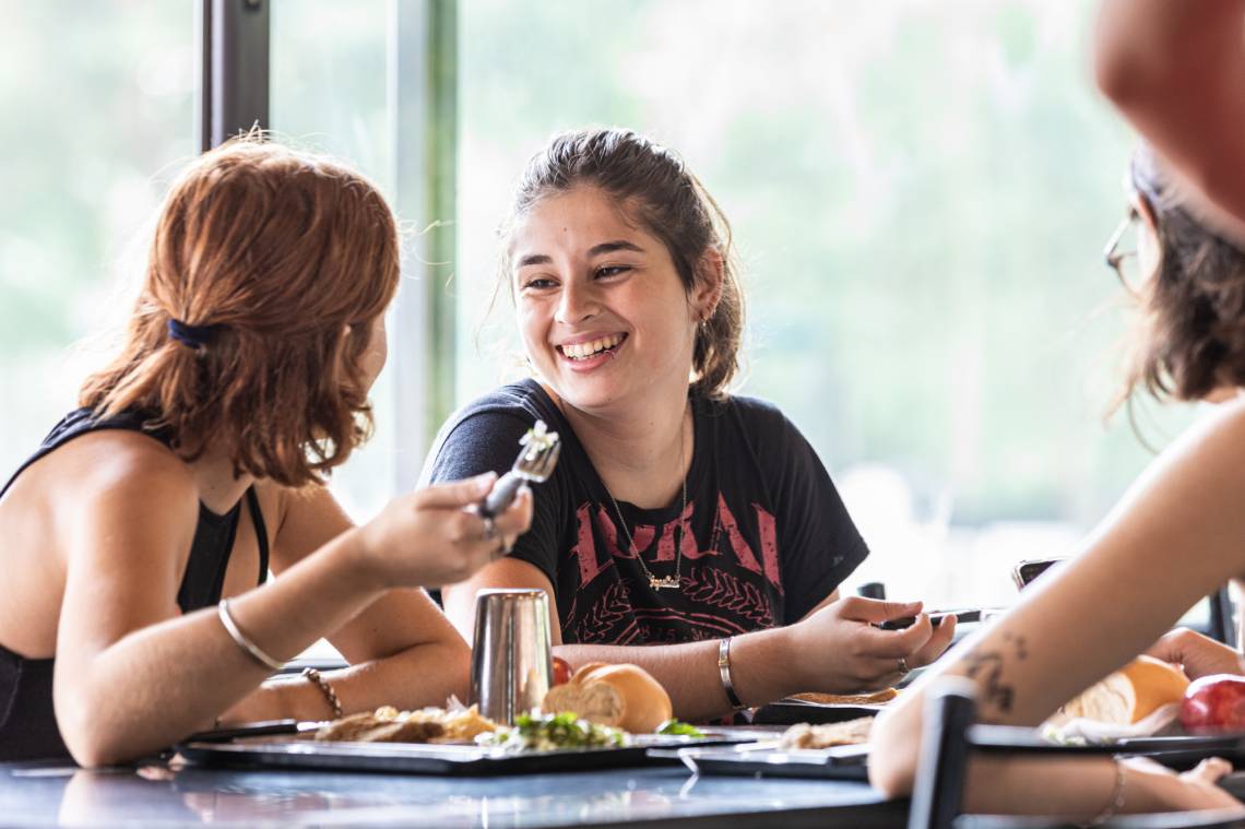 Las becas de Comedor Universitario están destinada a cubrir, en forma parcial, las necesidades alimentarias y consistirá en la entrega mensual de tickets para almorzar en cualquiera de las sedes del comedor universitario. (Foto: UNL)