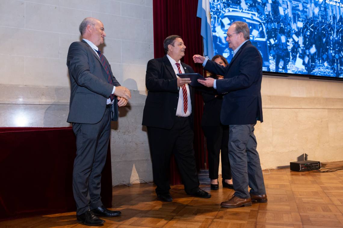 UNL entregó reconocimientos a representantes de las instituciones que sostienen la Democracia en la provincia y la ciudad de Santa Fe.  (Foto: UNL)