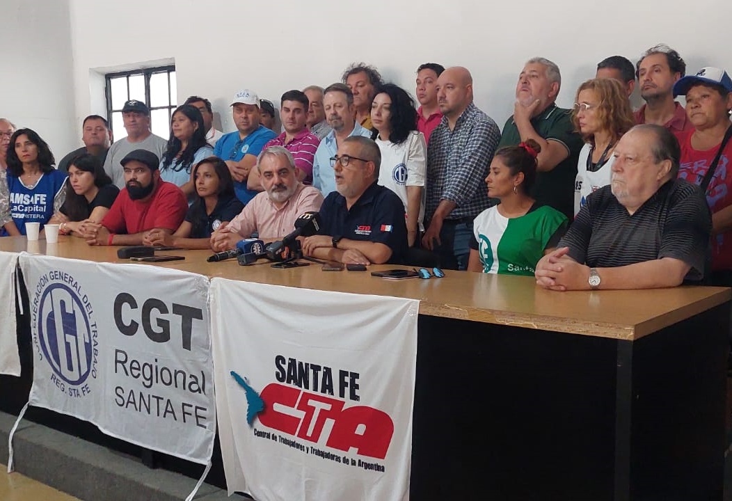 Las centrales de trabajadores santafesinas convocaron al paro general.