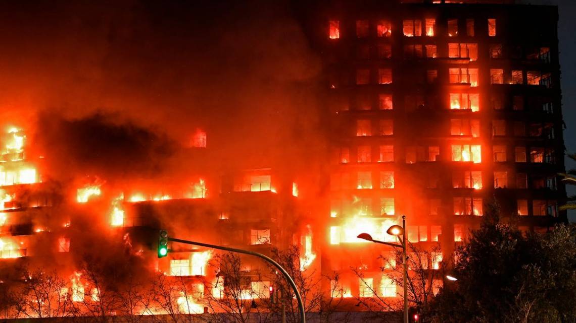 El incendio comenzó en el cuarto piso y se extendió en todo el edificio. (Foto: AFP)