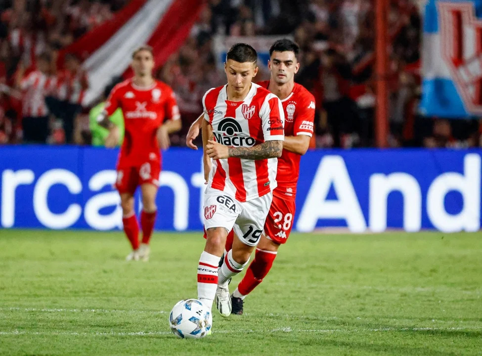 Instituto derrotó a Huracán y se convirtió en líder de la Zona A por la Copa de la Liga