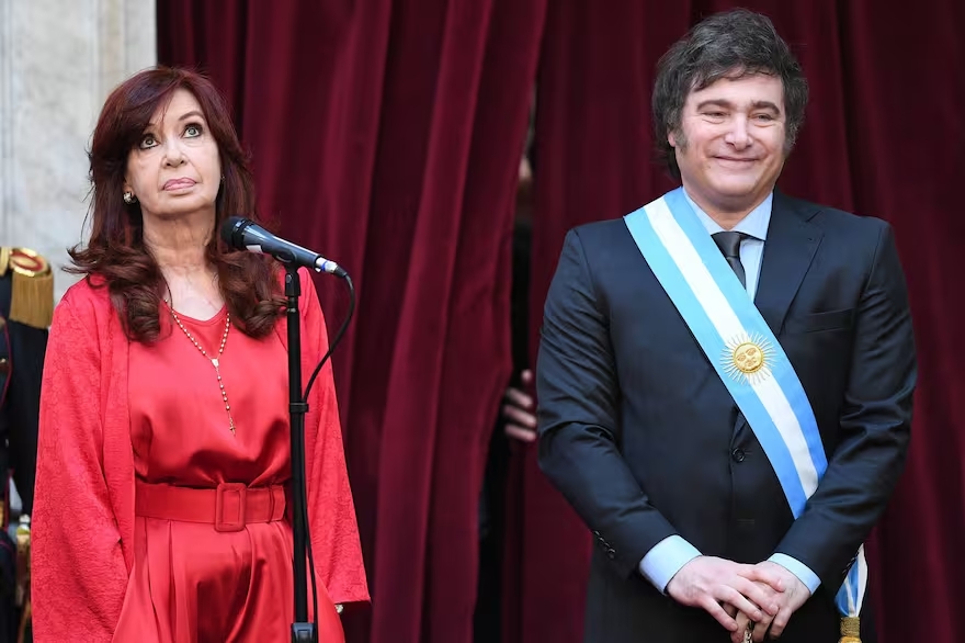 La expresidenta Cristina Kirchner junto al actual mandatario, Javier Milei, el día de su asunción. (Foto: La Nación)