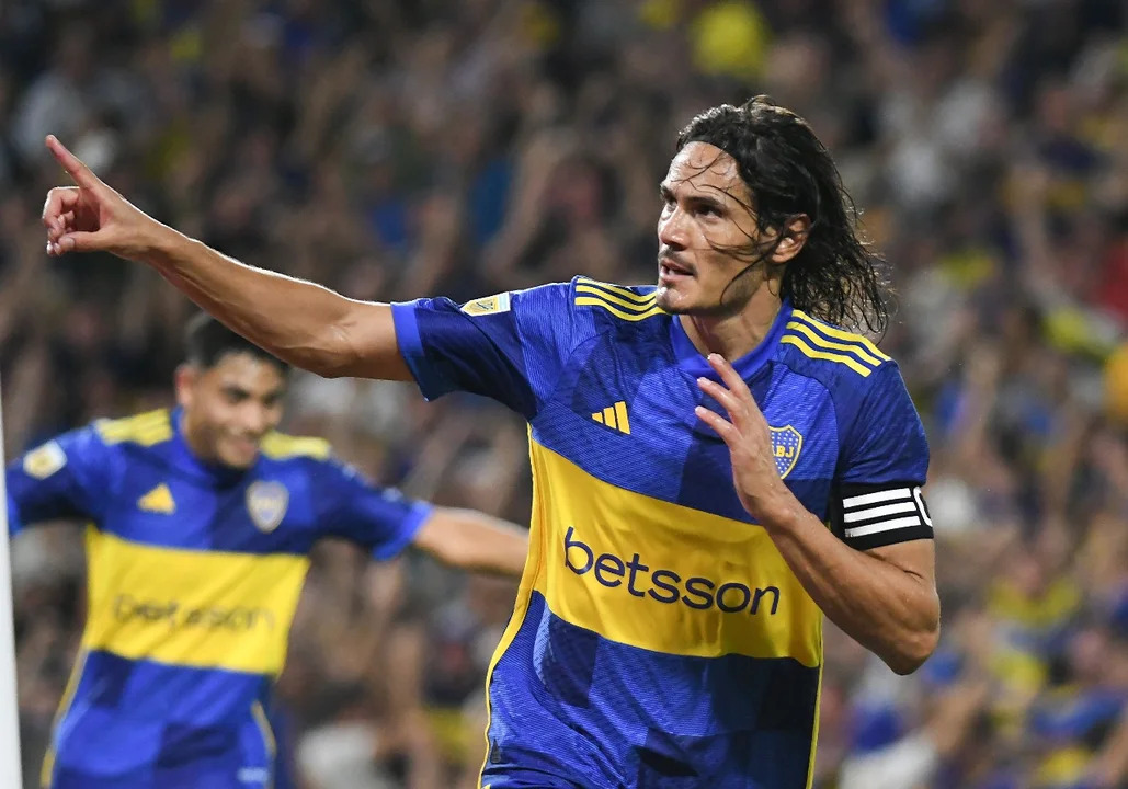 Cavani le dio el triunfo a Boca ante Racing en un partidazo en La Bombonera