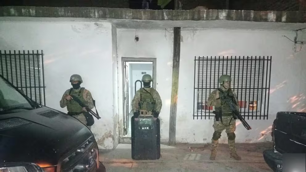 Fuerzas de seguridad, en uno de los domicilios allanados.