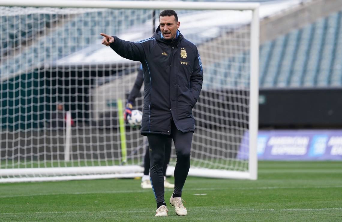 Scaloni, durante uno de los entrenamientos de la selección. (Foto: @Argentina)