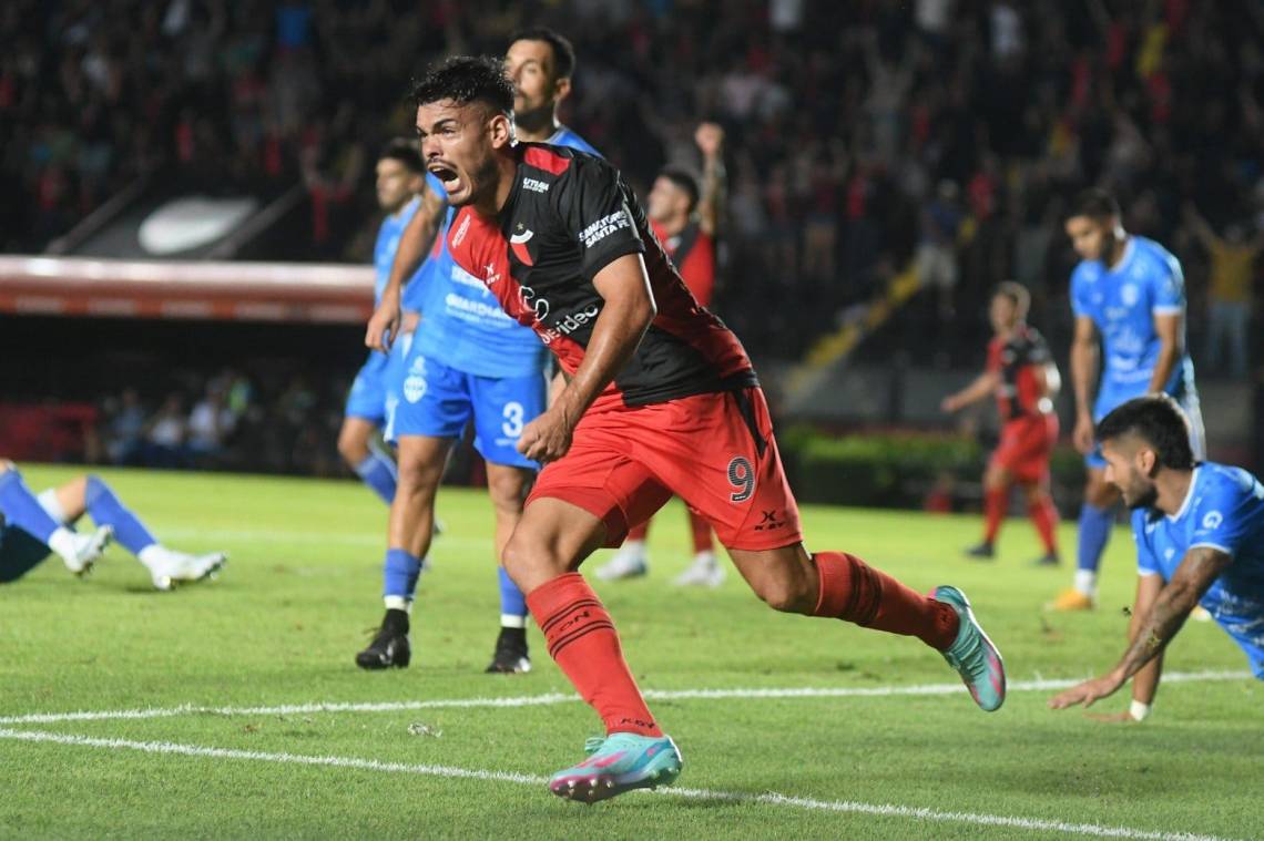 Axel Rodríguez celebra el gol del triunfo. (Foto: El Litoral)