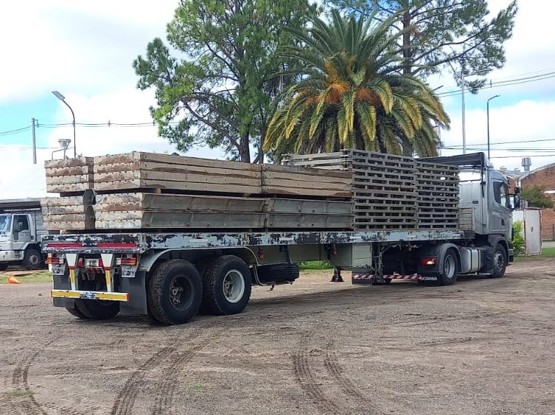 Los elementos para armar el puente Bailey viajan desde Entre Ríos a Santa Fe. (Foto: Vialidad)
