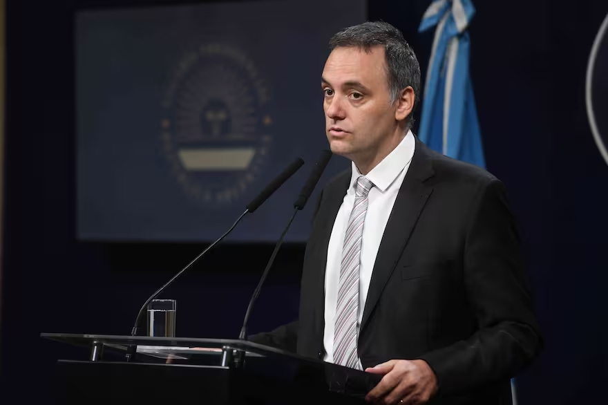 El vocero presidencial, Manuel Adorni, durante la habitual conferencia de prensa ofrecida en Casa Rosada.