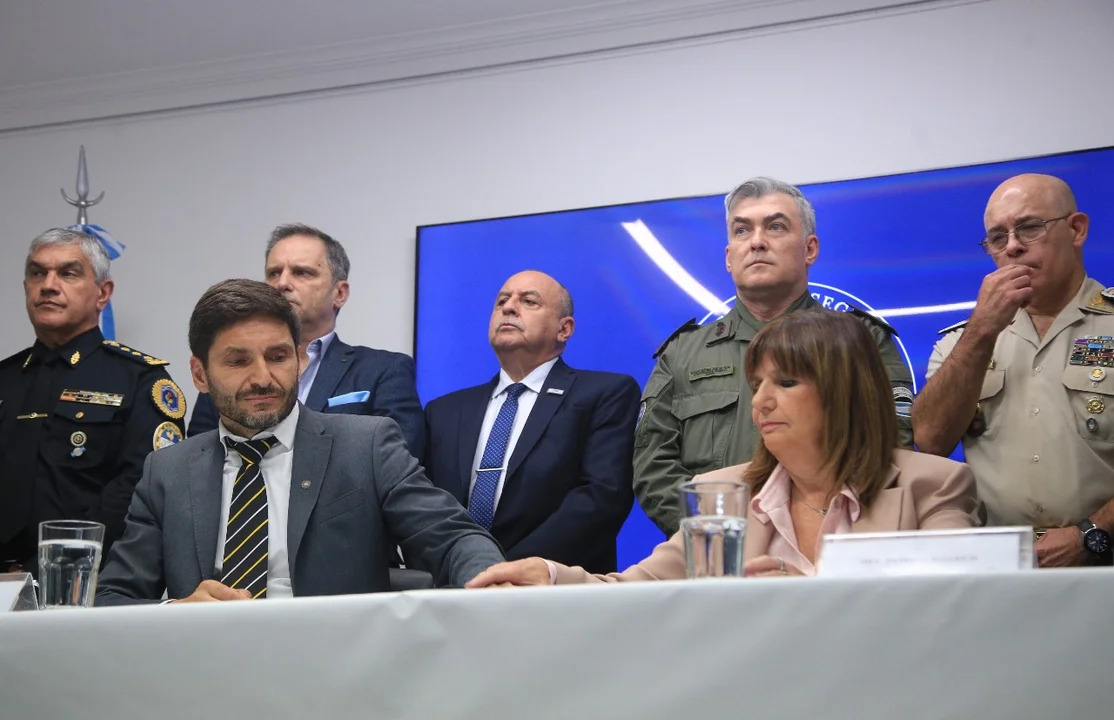 El gobernador de Santa Fe, Maximiliano Pullaro, y la ministra de Seguridad, Patricia Bullrich, durante la conferencia de prensa que ofrecieron este jueves. (Foto: NA)