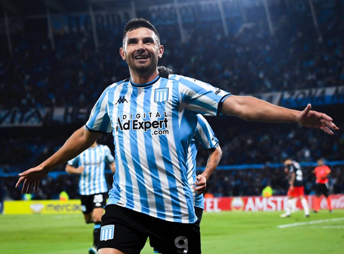 Maravilla Martínez festeja el 2 a 0. (Foto: Racing)