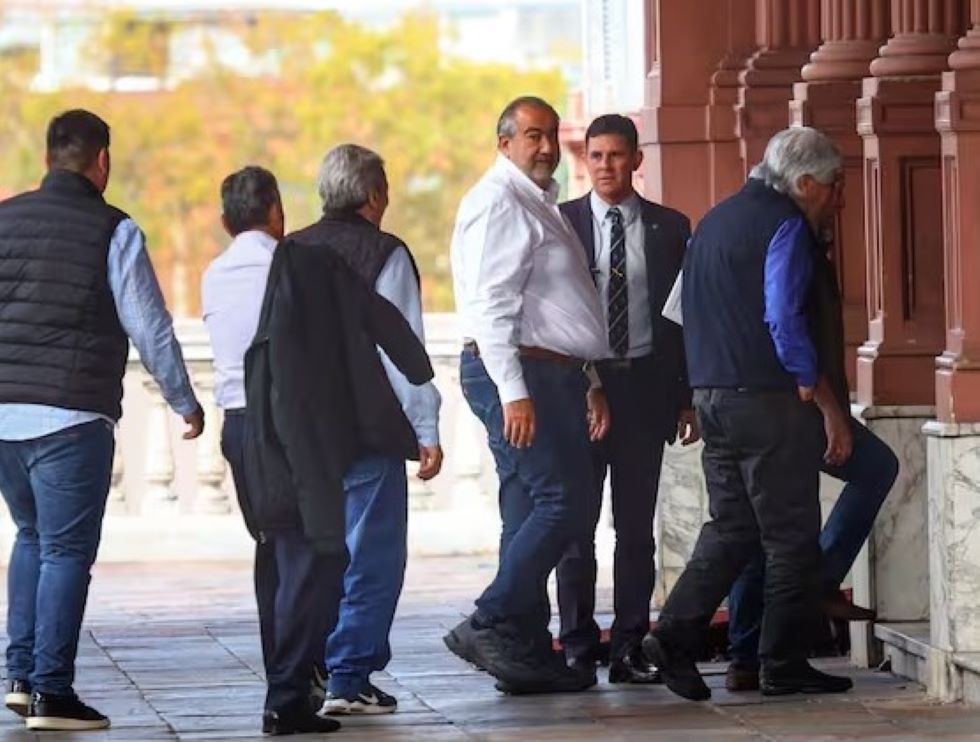 La cúpula de la CGT ingresa a la Casa Rosada para una reunión con el ministro Francos. (Foto: La Nación)