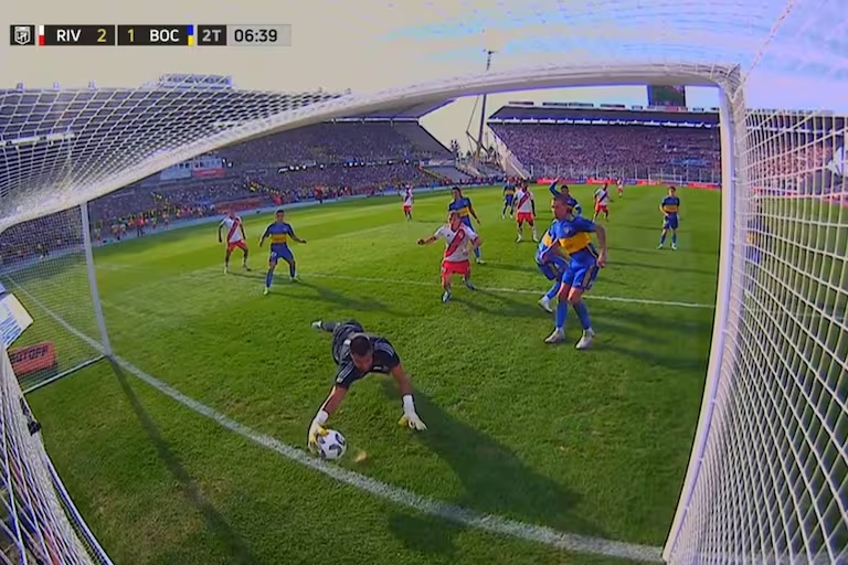 El momento justo en el que el arquero saca la pelota. (Captura de TV)