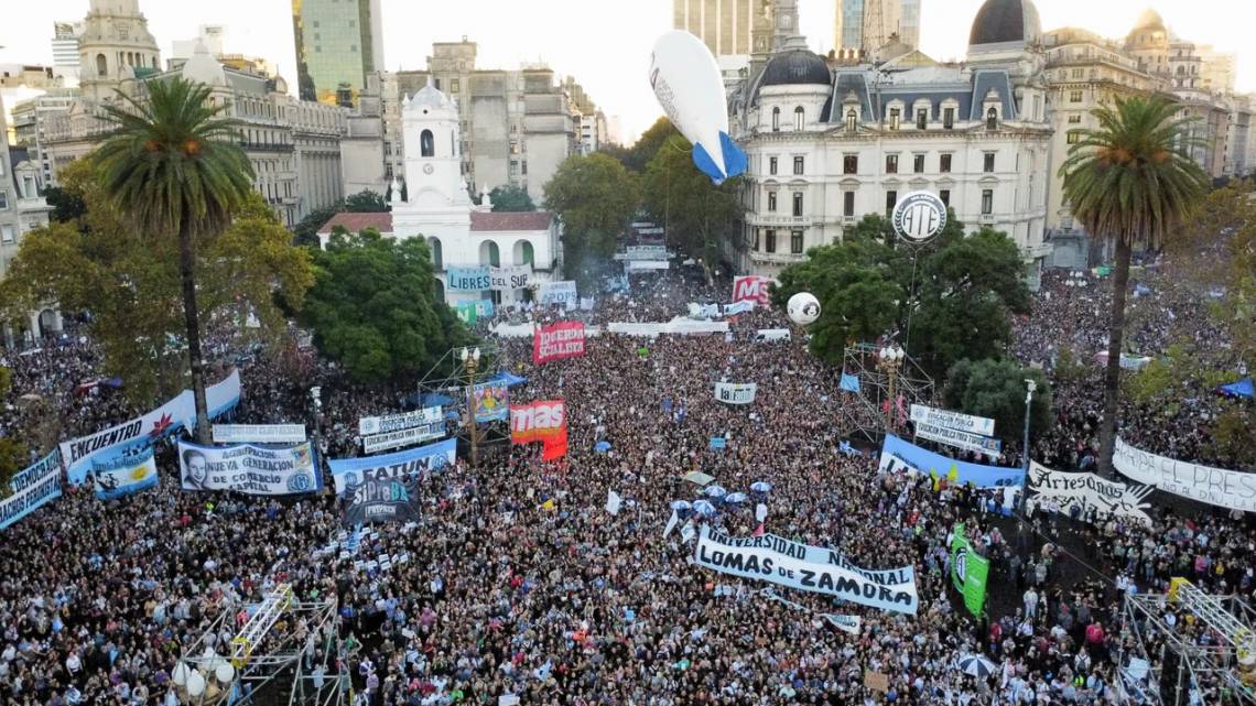 El país se manifestó en defensa de las universidades y la educación pública 