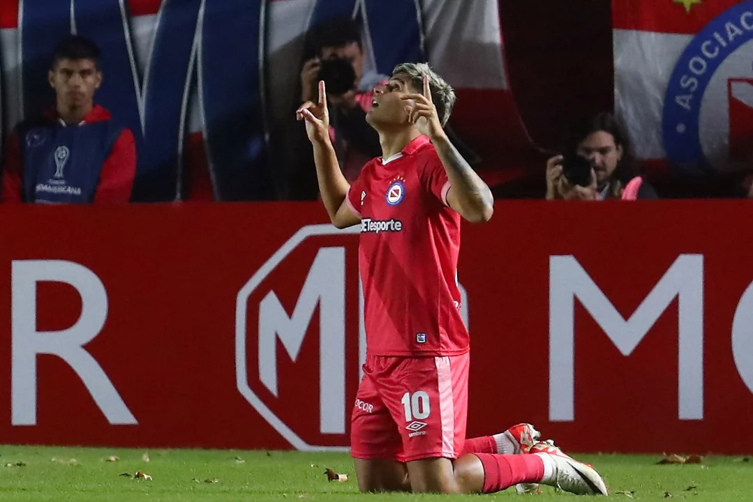 Gastón Verón festeja el primer gol de Argentinos Jrs ante Corinthians.  (Foto: CONMEBOL)