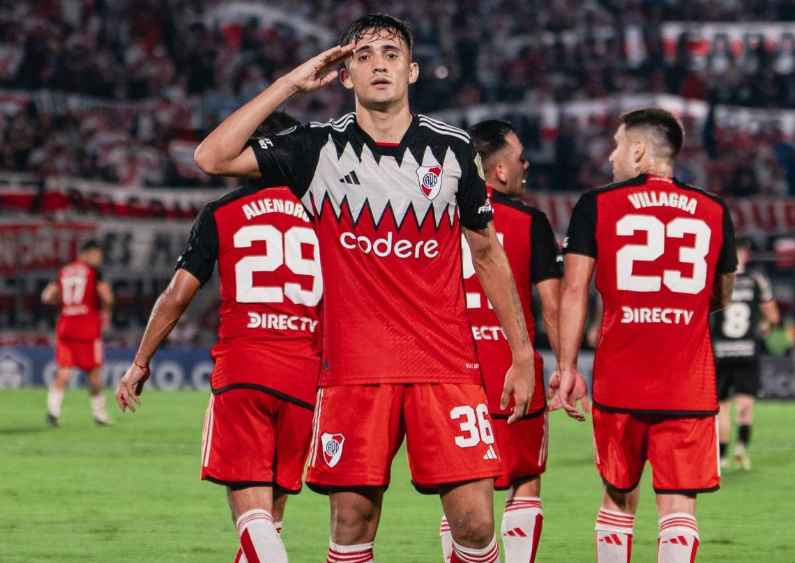 Pablo Solari festeja el primer gol de River ante Libertad. (Foto: River)