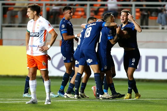 Talleres  venció a Cobresal y es el único líder en su grupo de la Libertadores