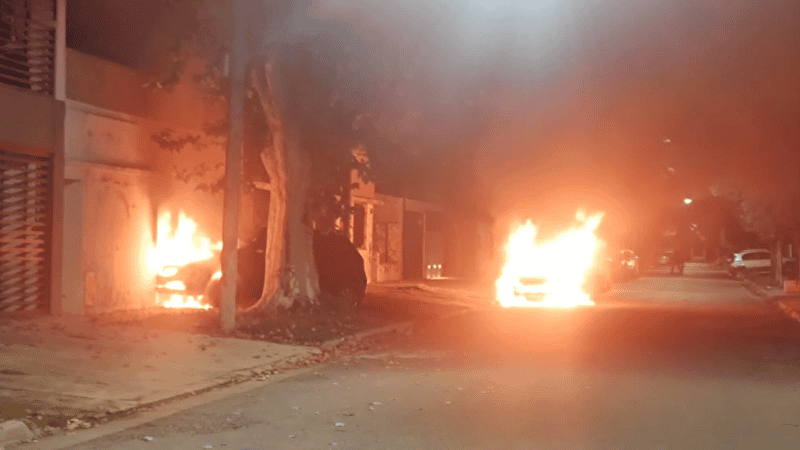 VIOLENCIA EN ROSARIO. Incendiaron al menos 13 vehículos y dejaron notas con amenazas. (Foto: Rosario 3)