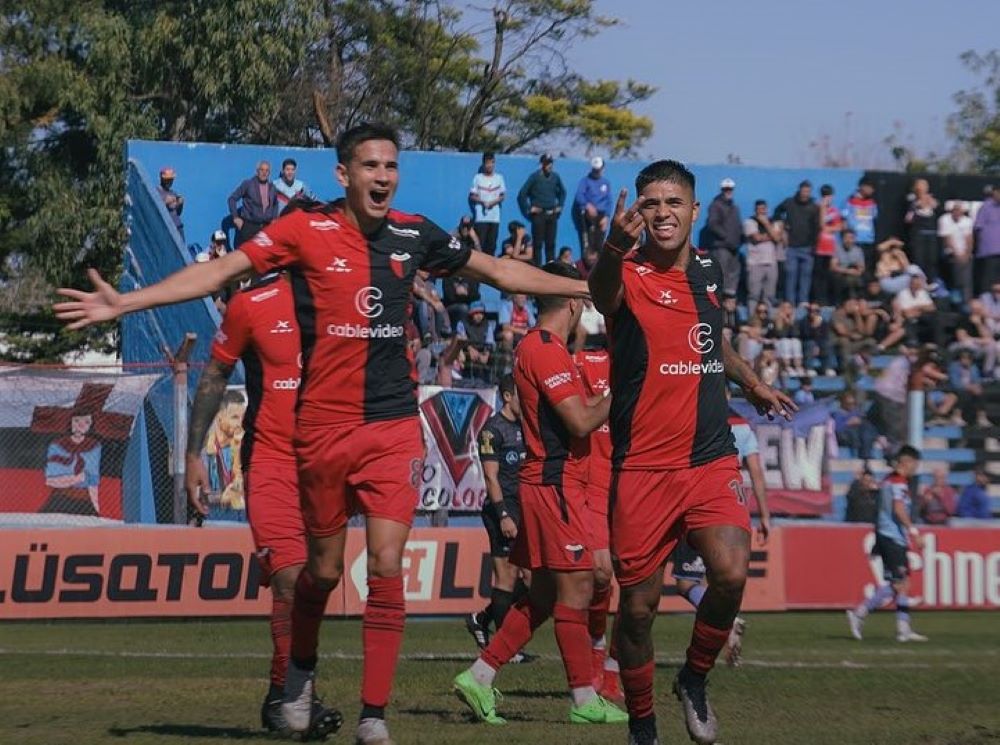 LA FIGURA. Braian Guille celebra: el delantero marcó dos golazos para Colón. (Foto: Foto: Colón)