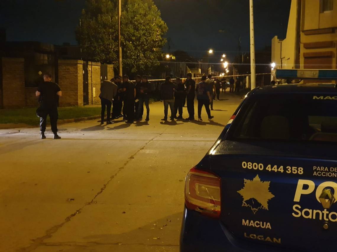 La policía en el lugar donde ocurrió el homicidio. (Foto: STD)