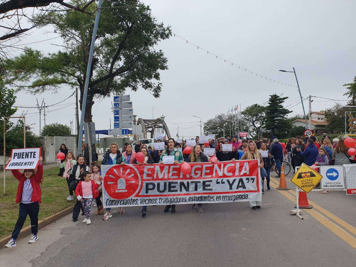 Con la consigna “Puente ya”, cientos de comerciantes y vecinos marcharon en Avenida 7 de Marzo