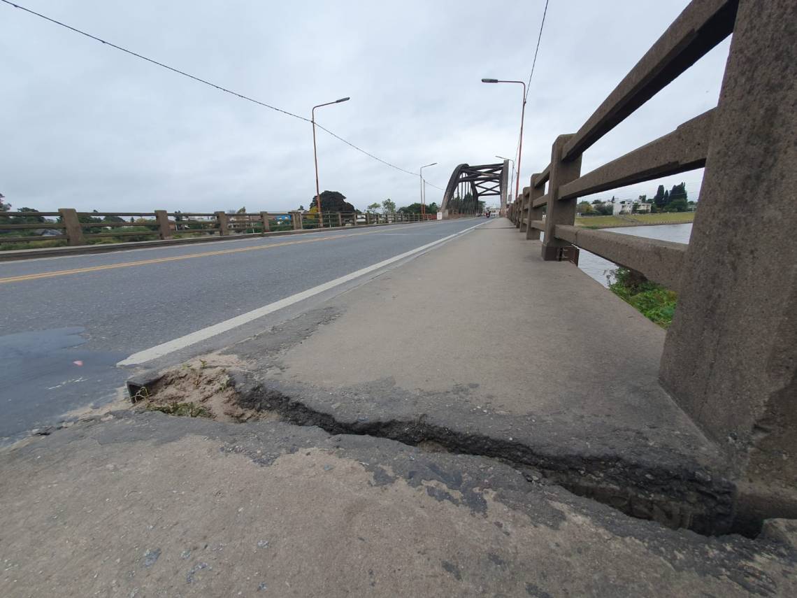El sector donde el material de sellado de la vereda se desprendió. (Foto: STD) 