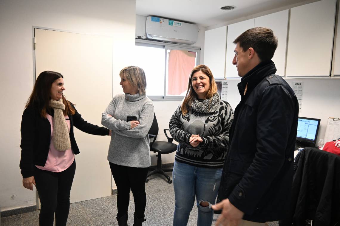 Paco Garibaldi entregó equipamiento para aclimatar la sala de espera de los consultorios del Hospital SAMCo.