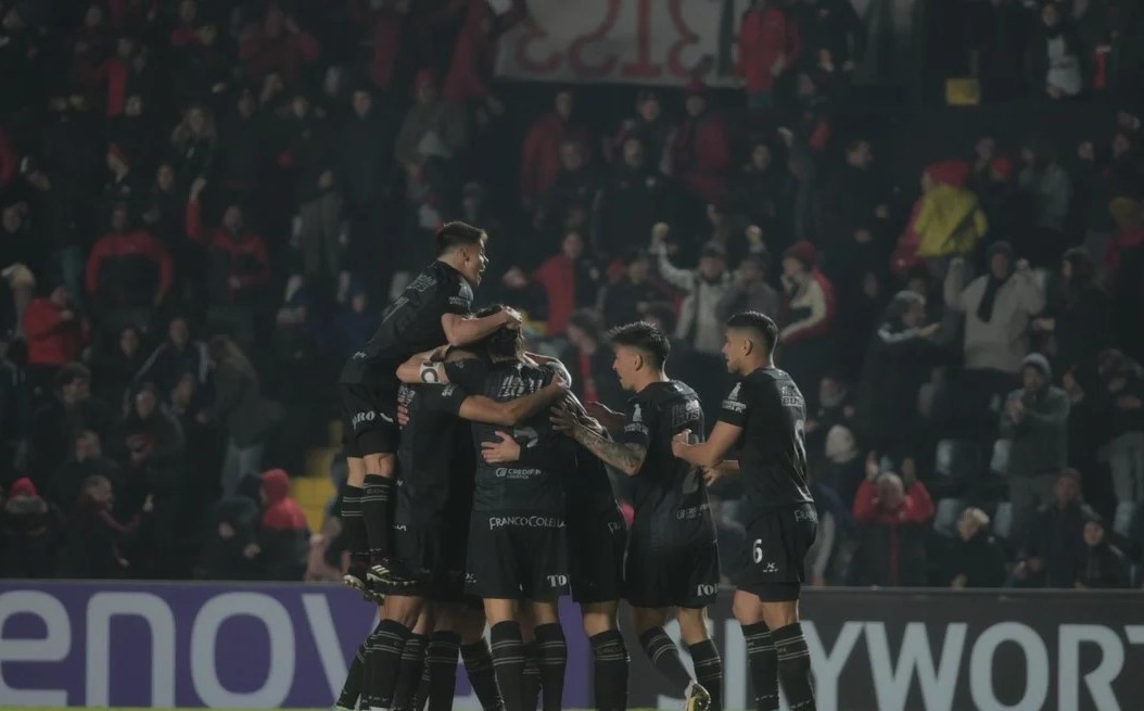 Colón venció por 3-0 a Estudiantes de Río Cuarto y recuperó la tranquilidad