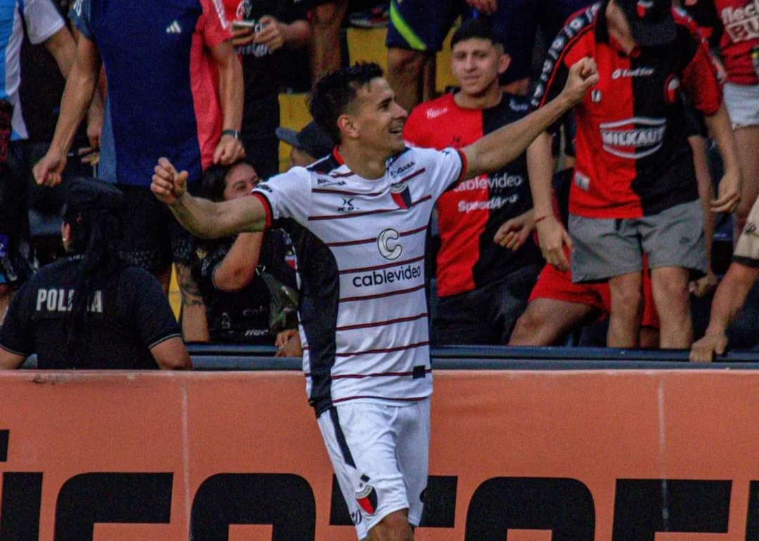 Colón le ganó a Defensores de Belgrano y no se baja de la pelea