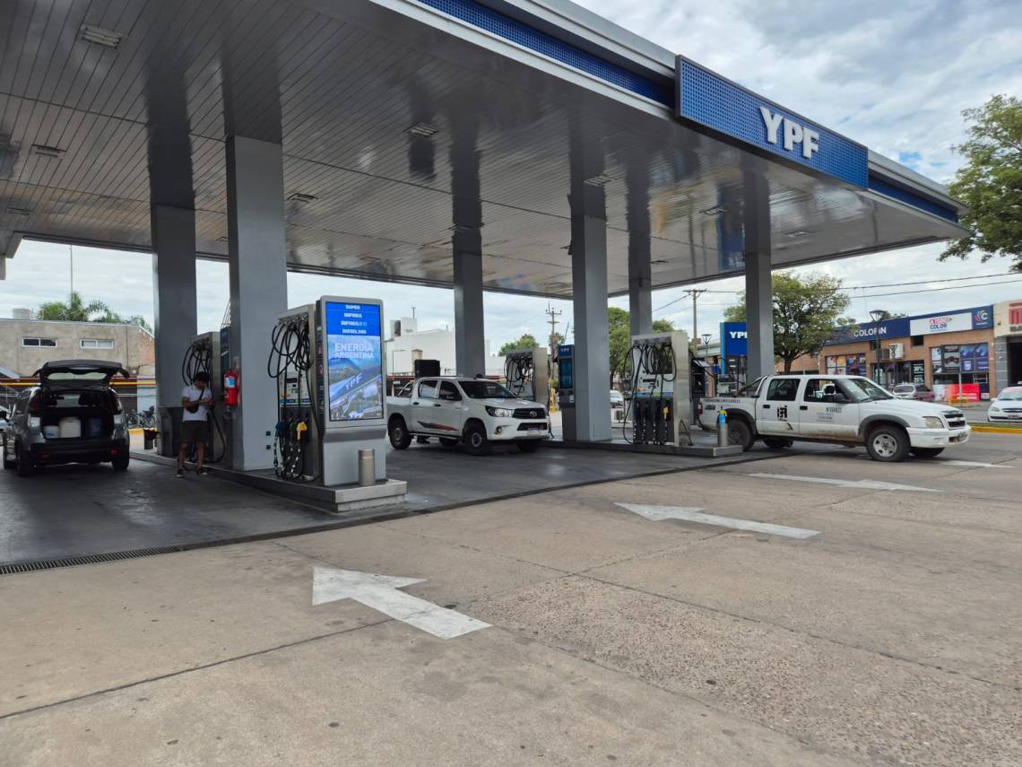 El Gobierno oficializó la medida que permite el autoservicio de combustibles